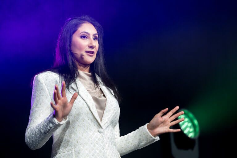Dr Amna Kahn