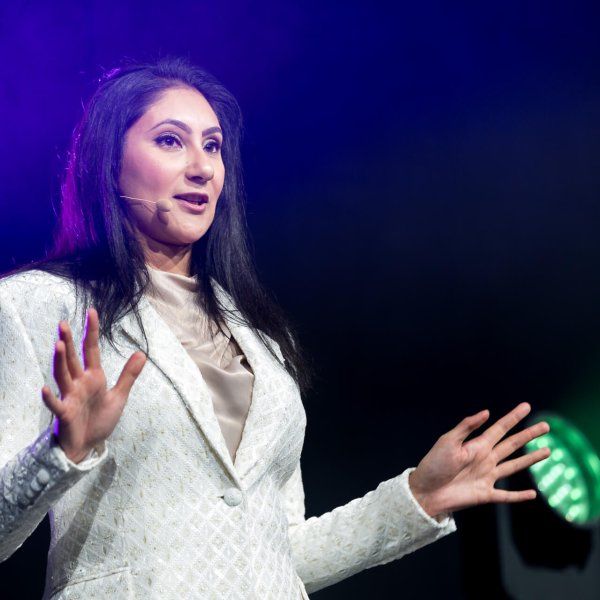 Dr Amna Kahn